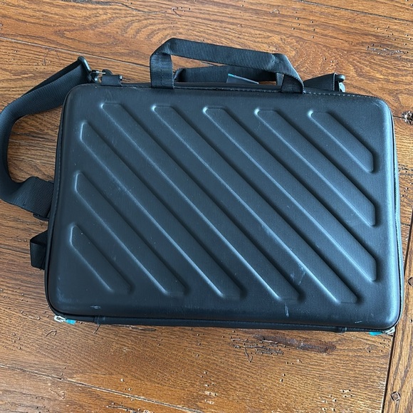 Thule Gauntlet Attache Case for Apple MacBook 15” Hard Shell Laptop Bag Black - Picture 10 of 13